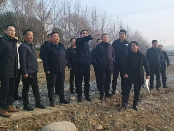 竹溪縣委書記許慶一一行蒞臨竹溪河水污染治理及水生態(tài)修復(fù)工程（一期）EPC總承包項目現(xiàn)場檢查指導(dǎo)工作 (1).png